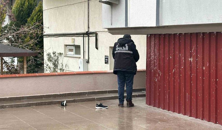 Uşak'ta çatıdan düşen adam hayatını kaybetti