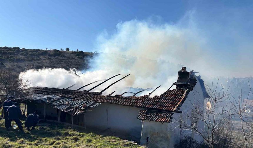 Uşak'ta ev yangını: 1 ölü, 1 yaralı