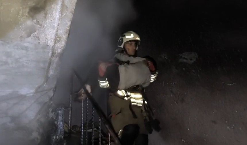 Yanan evdeki 7 kişilik aileyi itfaiye kurtardı