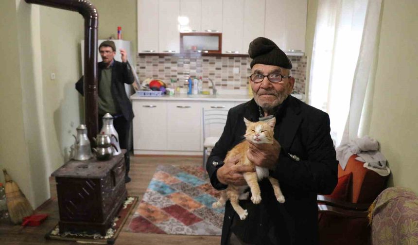 Yanan evinin önünde kedisine sarıldığı fotoğrafla tanınan Ali Meşe vefat etti