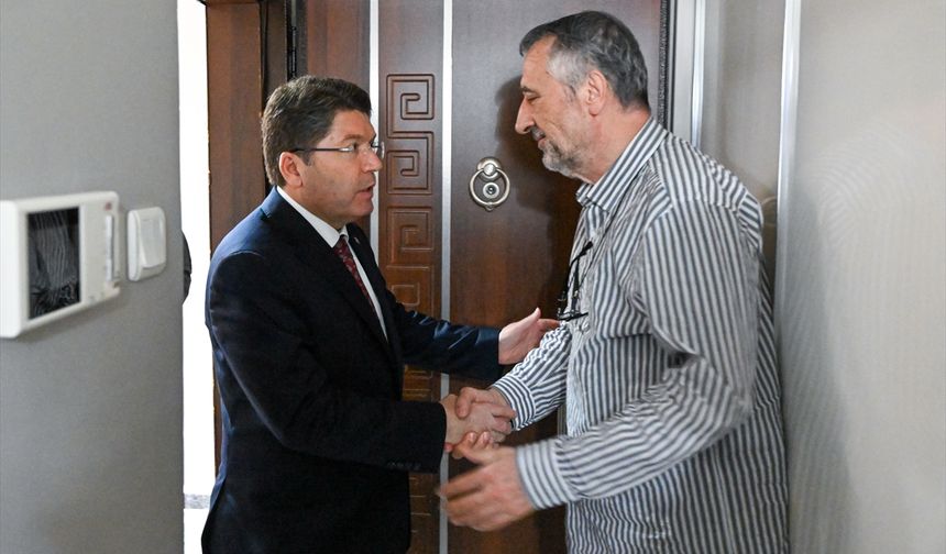 Adalet Bakanı Tunç, Güngören'de öldürülen Atlas Çağlayan'ın ailesini ziyaret etti