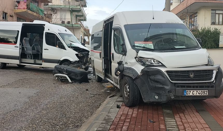 Antalya'da servis araçlarının kaza yapması sonucu iki öğrenci yaralandı