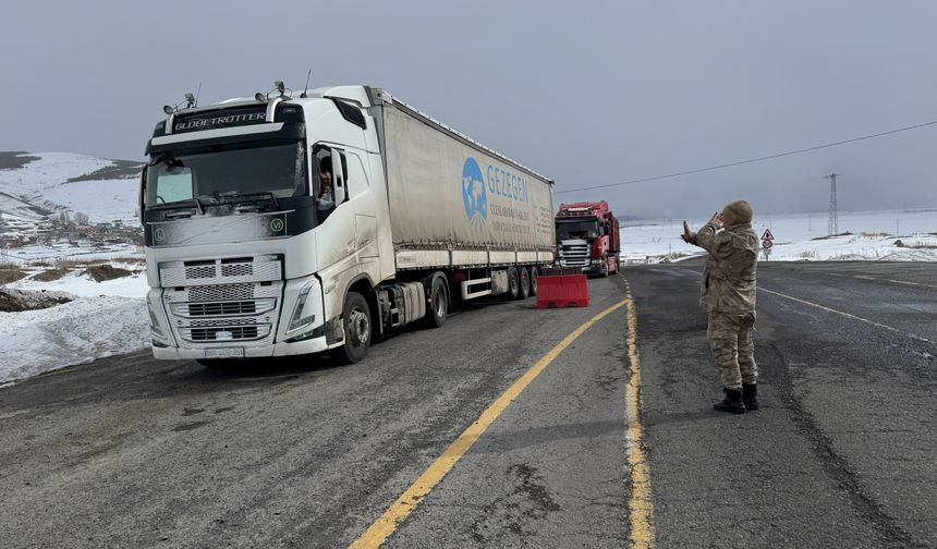 Ardahan-Şavşat kara yolu kar nedeniyle büyük araç geçişine kapatıldı