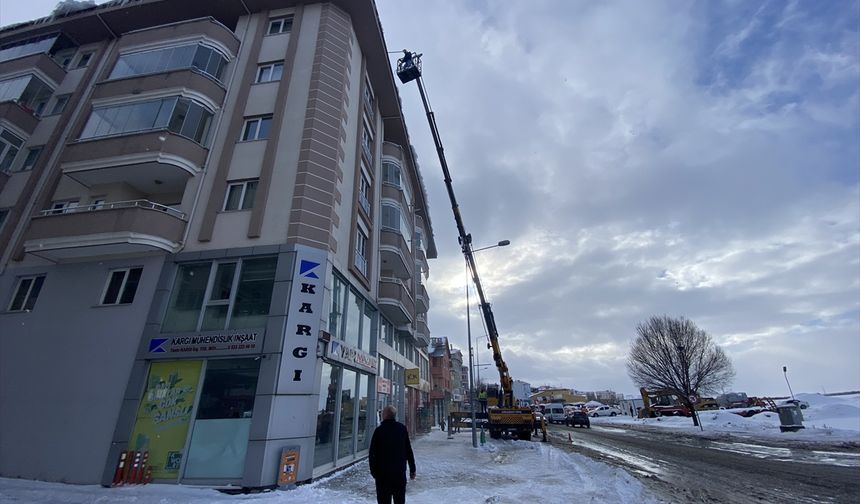 Ardahan'da çatılarda tehlike oluşturan buz sarkıtları temizleniyor