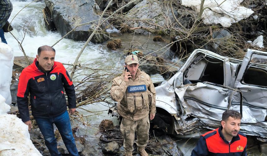 Bitlis'te dereye düşen hafif ticari araçtaki 3 kişi öldü, 5 kişi yaralandı