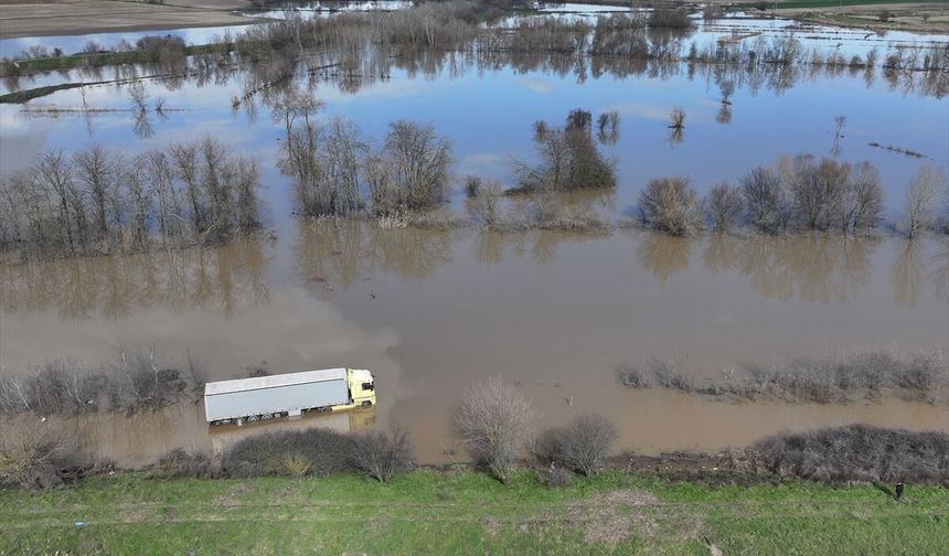 Edirne'de tırıyla taşkın sahasında mahsur kalan sürücü kurtarıldı