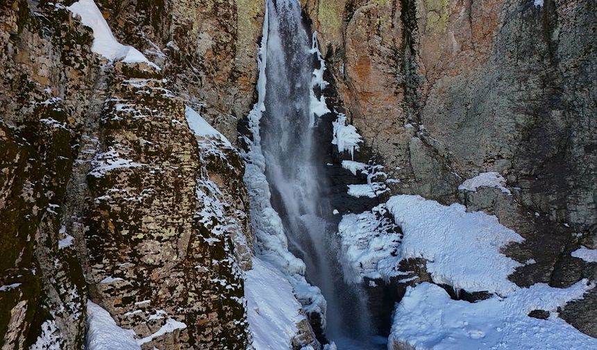 Eriyen kar sayesinde yeniden canlanan Çır Şelalesi dron ile görüntülendi