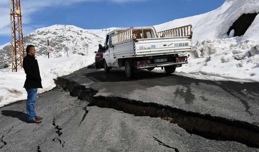 Hakkari'de kar ve sağanak nedeniyle mahalle yolunun bir kısmı çöktü