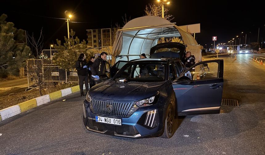 İnternetten cep telefonu satan kişileri sahte altınla dolandıran 2 zanlı tutuklandı