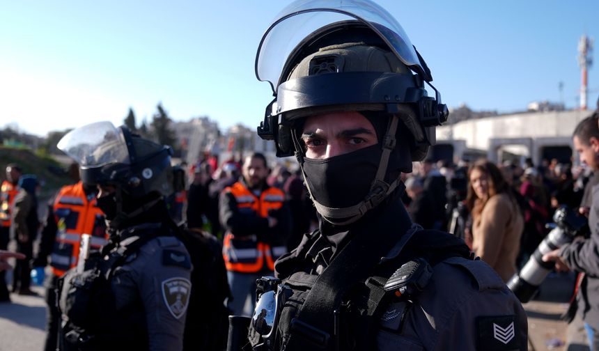 İsrail, ramazanın ilk cumasında izinleri olmasına rağmen Batı Şeria'daki Filistinlilerin Kudüs'e girişini engelledi