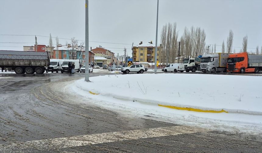 Kar ve tipi nedeniyle kapanan Sivas-Malatya kara yolu ulaşıma açıldı