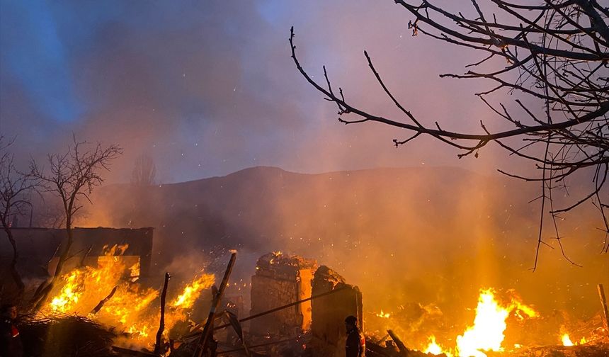 Karabük'te 4 ev ve ahır yandı