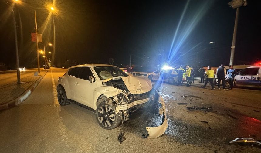 Karaman'da cip ile otomobilin çarpıştığı kazada 4 kişi yaralandı