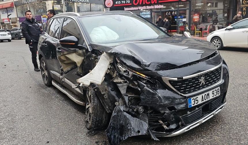 Mardin'de SUV tipi araç ile otomobilin çarpıştığı kazada 2 kişi yaralandı