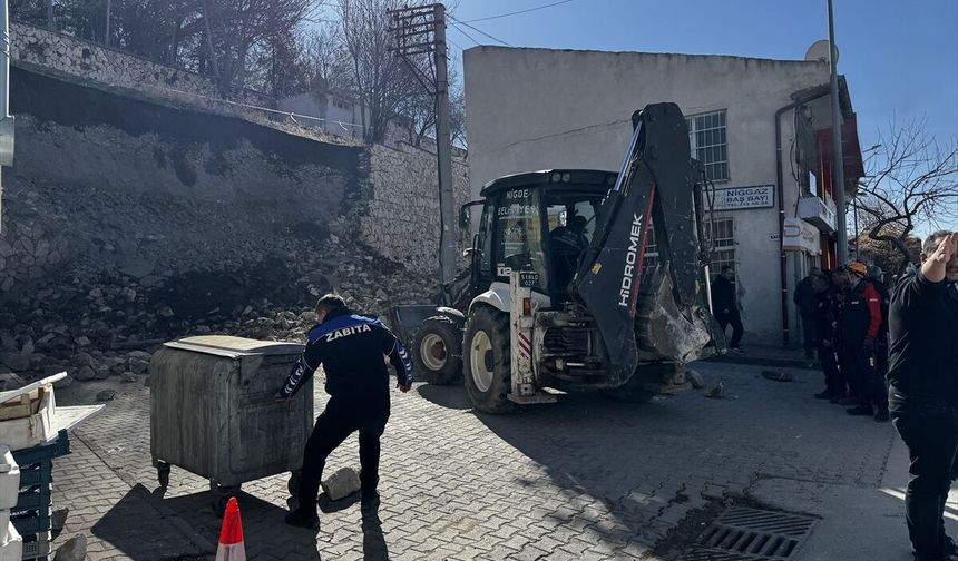 Niğde Kalesi'nin istinat duvarı çöktü