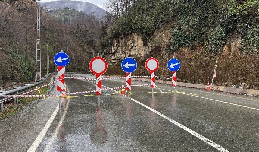 Rize'de heyelan nedeniyle kapanan köy yolunda temizlik çalışması yapıldı