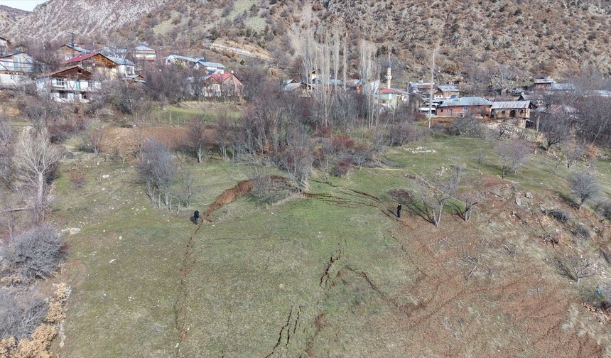 Sivas'ın Koyulhisar ilçesinde heyelan meydana gelen alanda inceleme başlatıldı