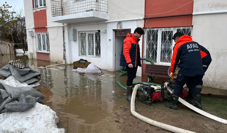 Sivas'ta eriyen kar suları nedeniyle 2 evi su bastı