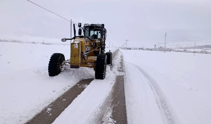 Van'da kardan kapanan 292 yerleşim yerinin yolu açıldı