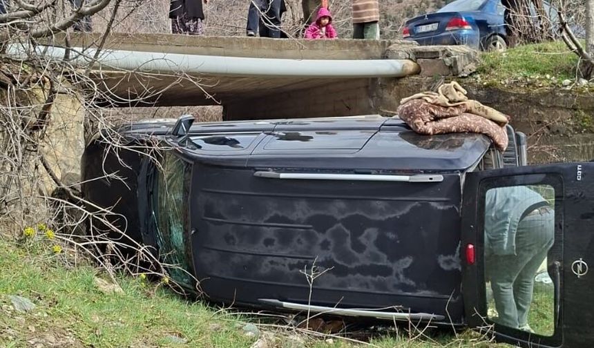 Amasya'da kamyonet menfeze devrildi: 3 yaralı