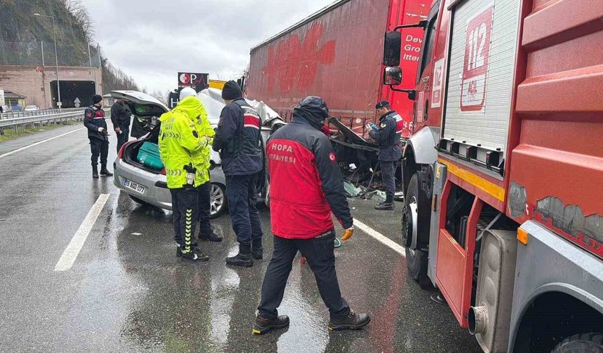 Artvin'de otomobil park halindeki tıra çarptı: 2 ölü, 1 yaralı