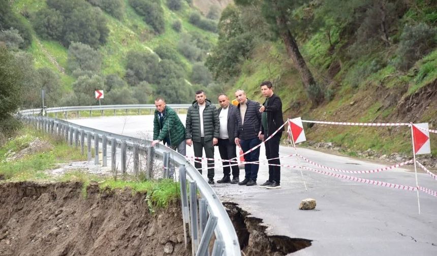 Aşırı yağış sonrası yol çöktü, ekiplerin çalışmaları sürüyor