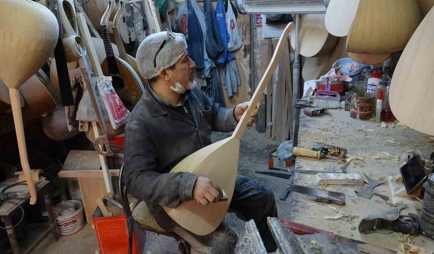Baba yadigarı atölyede 35 yıldır bağlama üretiyor