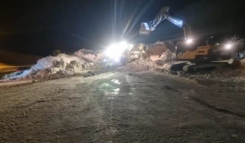 Bitlis'te kardan kapanan köy yolları yeniden açılıyor