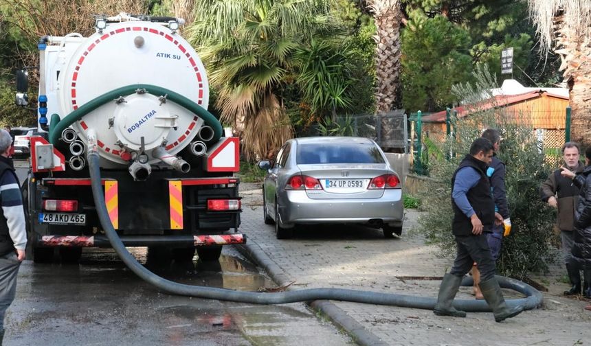 Bodrum'da sağanak yağışın bilançosu: '101 ev, 8 iş yerinde su baskını yaşandı'