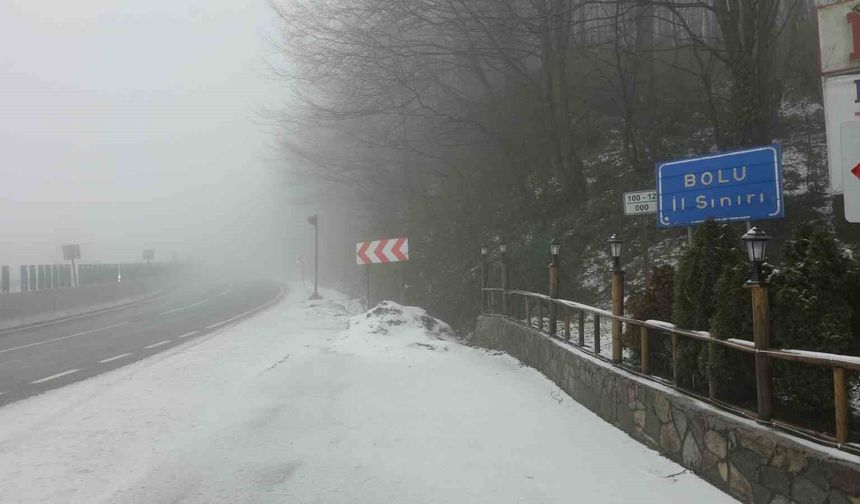 Bolu Dağı'nda hafif kar yağışı ve sis etkili oluyor