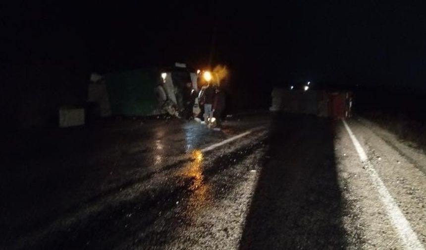 Çanakkale'de itfaiye aracı, yardım için gittiği tıra çarptı: 1'i ağır 2 yaralı