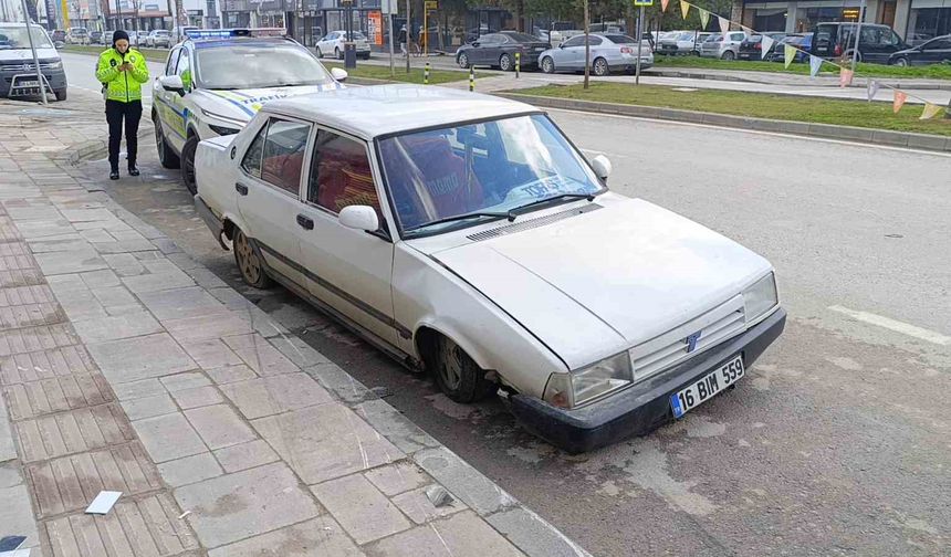 Ehliyetsiz sürücü kaldırıma çarpıp kaçtı ama polis yakaladı