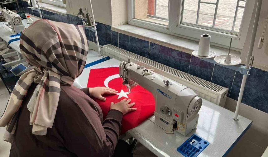 El emeği göz nuru Türk bayrakları ilmek ilmek işlendi