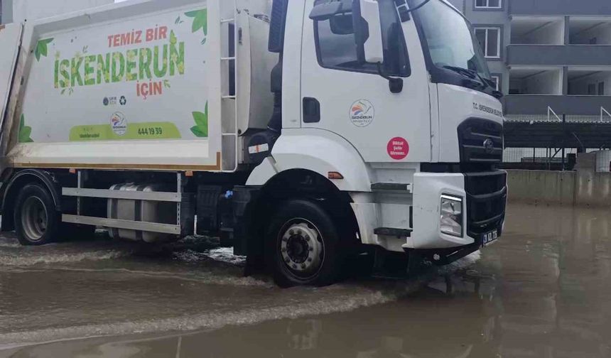 Göle dönen yol yüzünden derse gidemeyen üniversite öğrencisi 'Derse gelemeyeceğim' diyerek hocasına seslendi