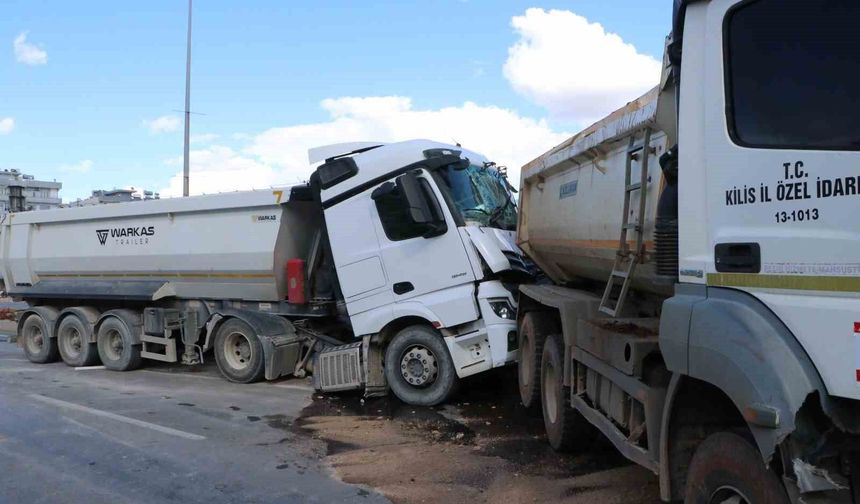 Hafriyat kamyonları çarpıştı: 1 yaralı