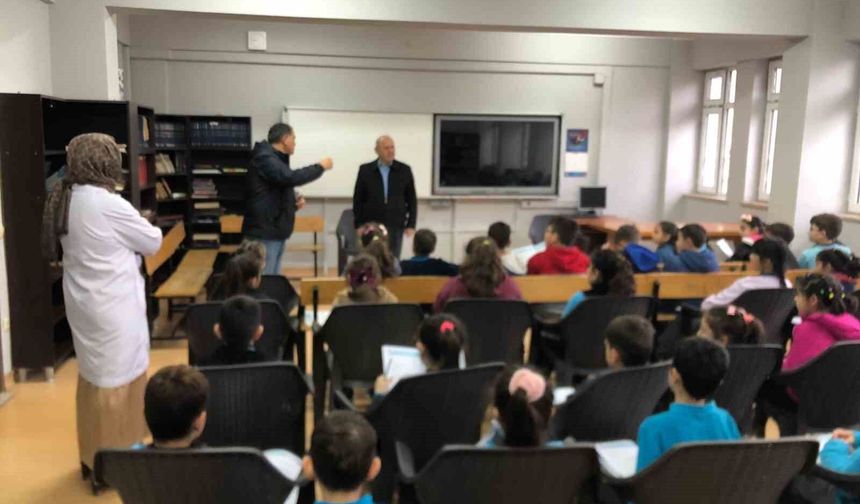 İlkokulda yerel yönetimler dersine giren muhtar öğrencilere görevini anlattı