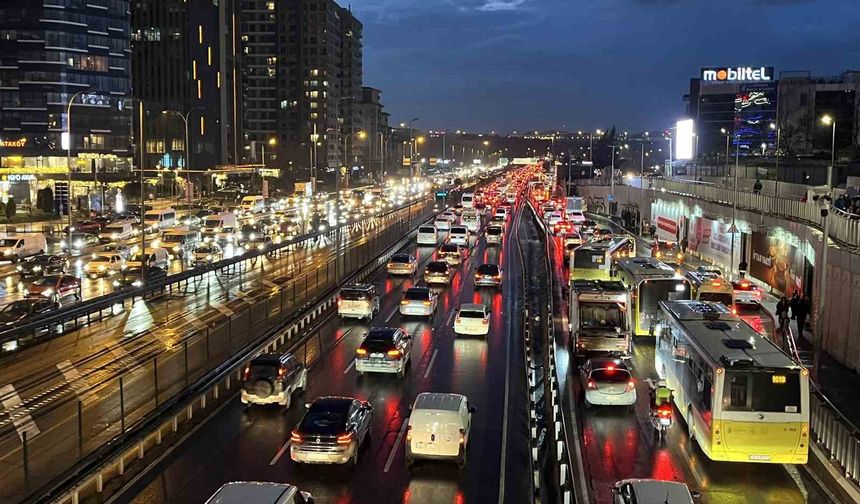 İstanbul'da trafik yoğunluğu yüzde 83'e ulaştı