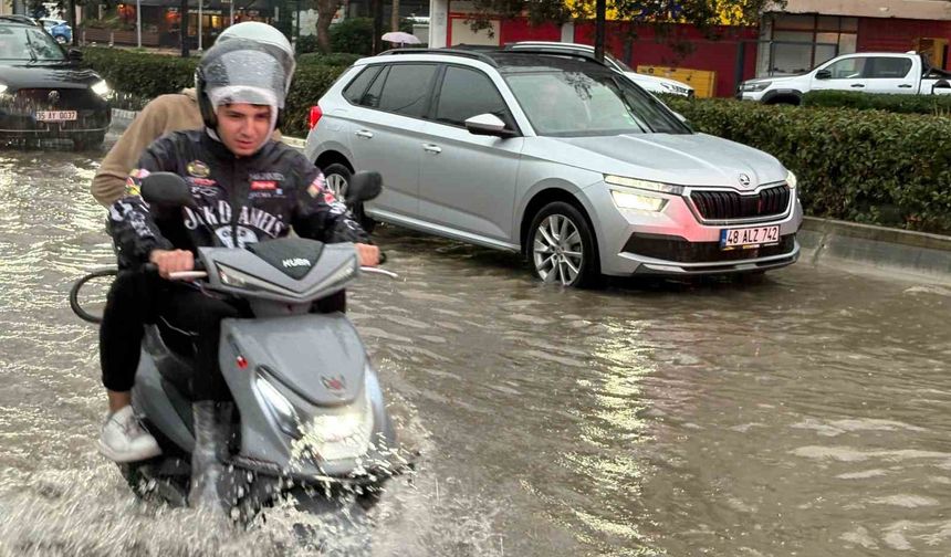 İzmir'de sağanak yağış hayatı olumsuz etkiledi: Caddeler göle döndü