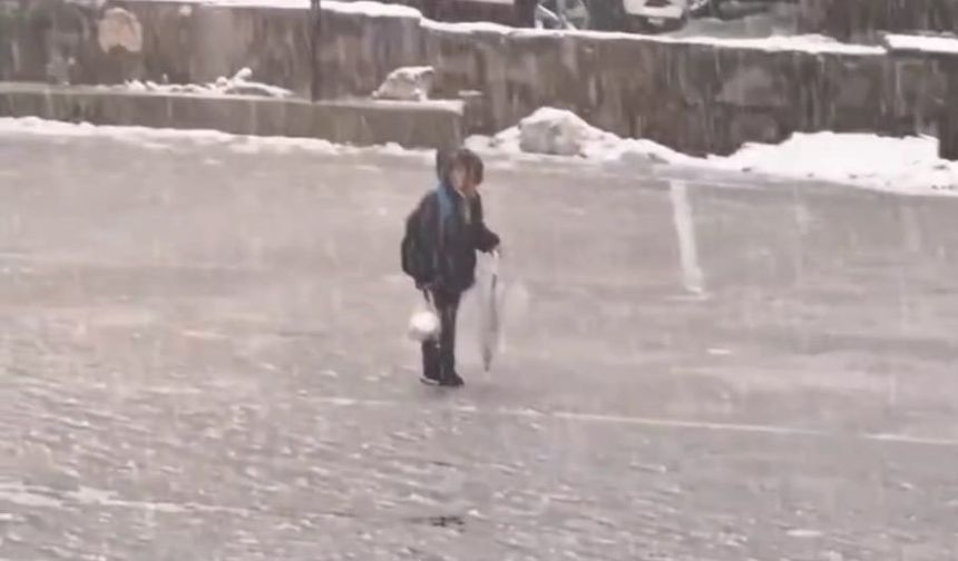 Kar altında İstiklal Marşı'nı okuyan çocuk yürekleri ısıttı