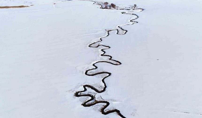 Kar altındaki menderesler güzel manzaralar oluşturuyor