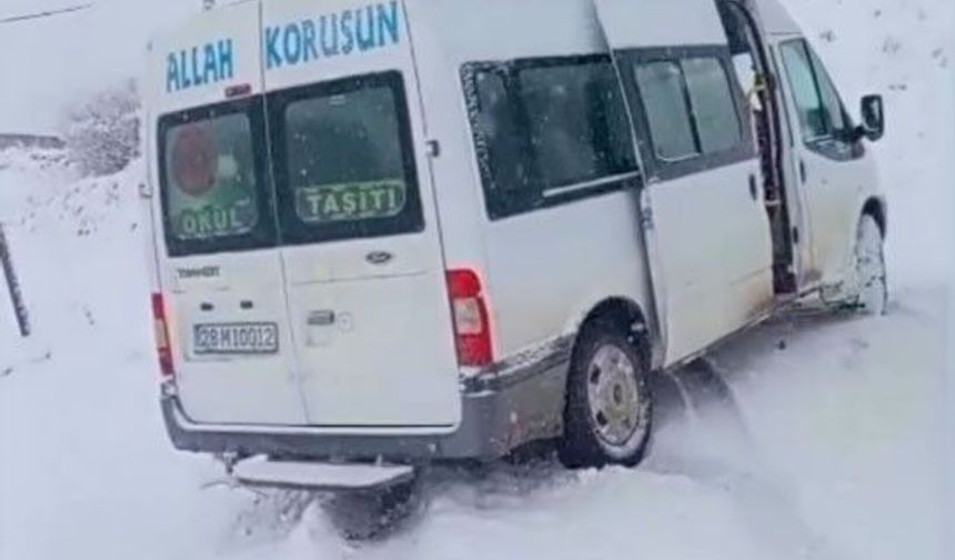 Kar yağışı nedeniyle yolda kalan öğrenci servisinin imdadına İl Özel İdaresi ekipleri yetişti