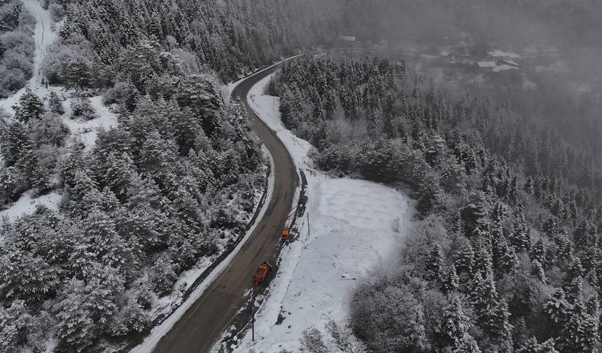 Karabük-Bartın kara yolunda bulunan 1030 rakımlı Ahmet Usta geçidi yeniden beyaz örtüyle kaplandı