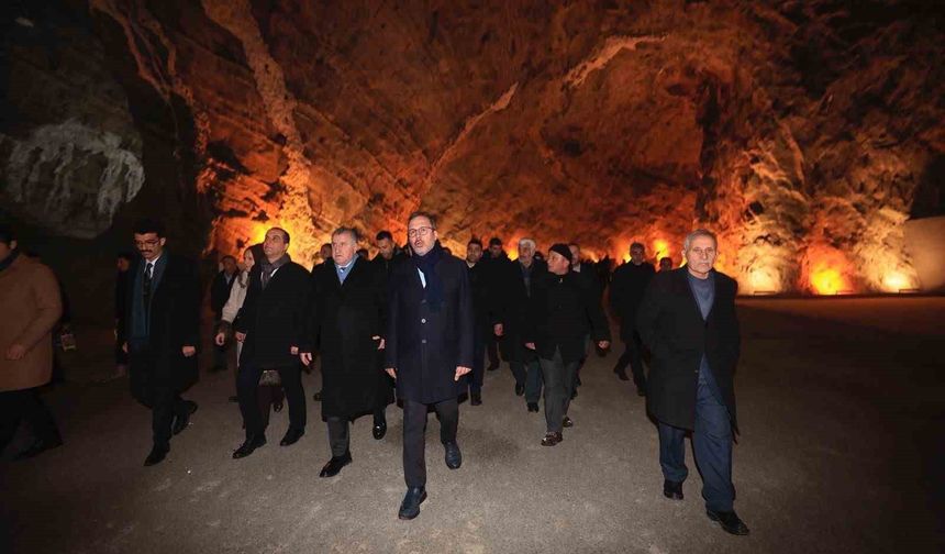 Kasapoğlu'ndan Tuzluca Tuz Mağaraları'na övgü: 'Mutlaka gidin görün'