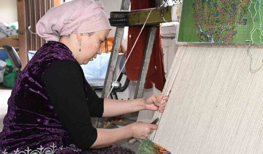 Kırgız Türkleri kültürlerini ilmek ilmek halılara dokuyor