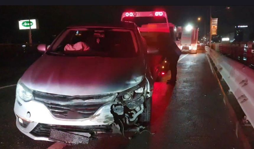 Kocaeli'de bariyerlere çarpan otomobilin sürücüsü yaralandı