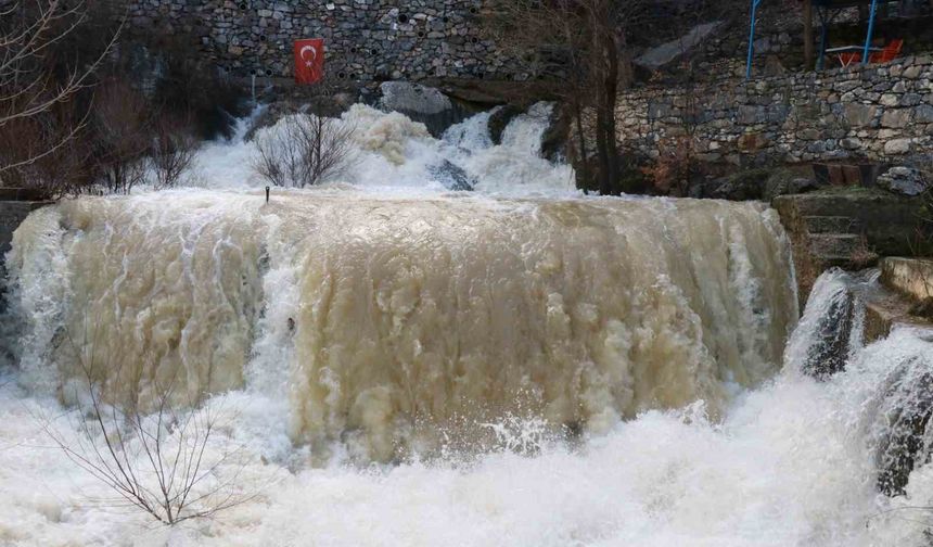 Konya'da eriyen kar suları Göksu Nehri'ni coşturdu