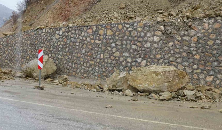 Malatya'da dev kaya parçaları yola düştü