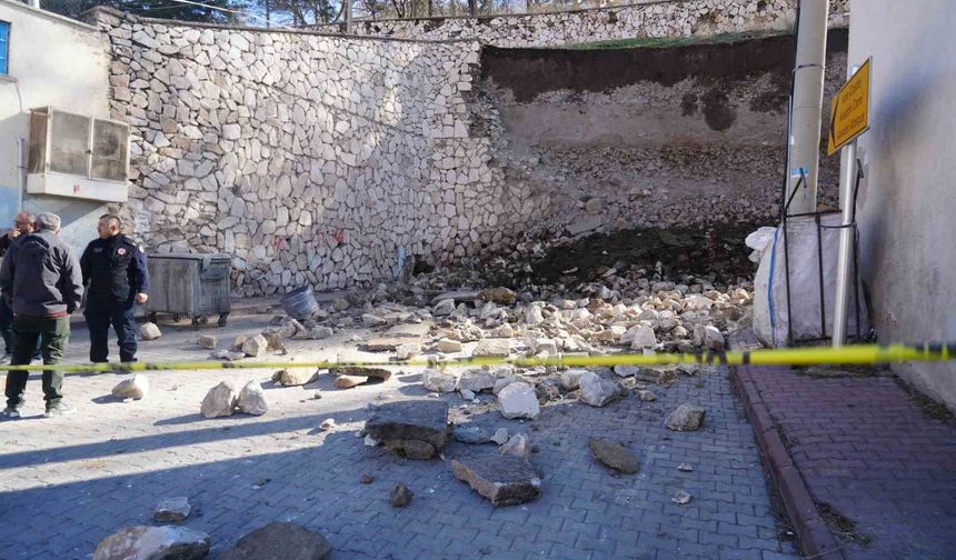 Niğde Kalesi'nde çöken istinat duvarının molozu kaldırılıyor