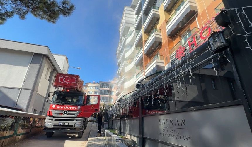 Otel yangınında mahsur kalan 8 kişi kurtarıldı