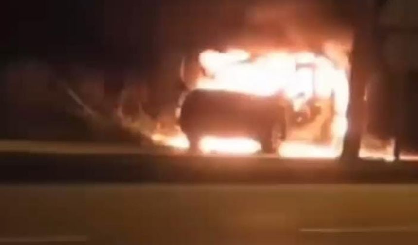 Seyir halindeyken alev alan otomobil kullanılmaz hale geldi